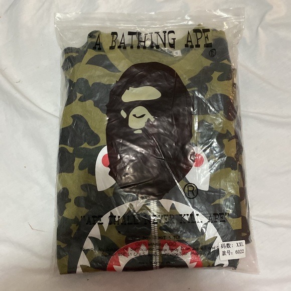 Bathing Ape t-shirt and shorts size large for both of them - Picture 7 of 7